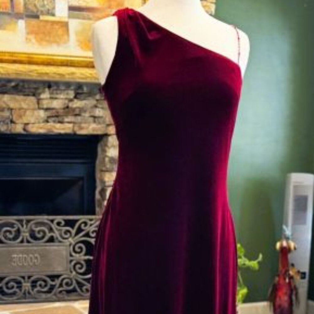 Elegant Cranberry, One Shoulder, Velvet, Floor length Evening Gown, Size 6 - Picture 6 of 9